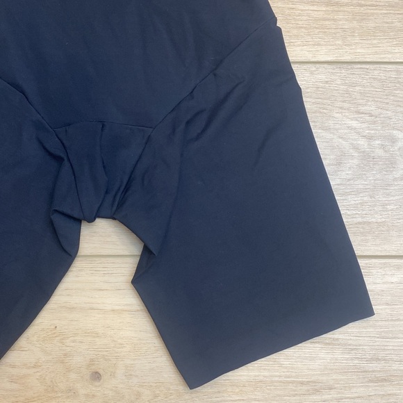 Leonisa | Undetectable Mid Thigh Body Shaper‎ | Firm Compression Shapewear - Picture 4 of 13